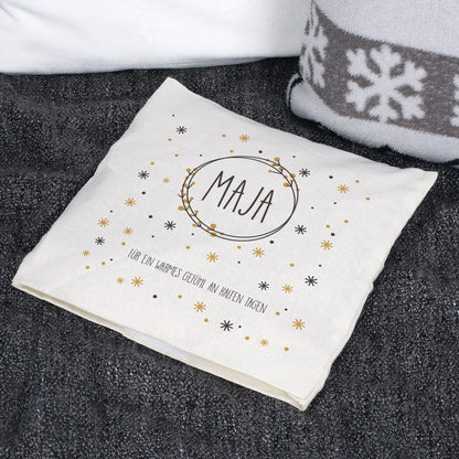 Kirschkernkissen mit weihnachtlichen Schneeflockenmotiv, Ihrem Wunschnamen und einem Text Ihrer Wahl 