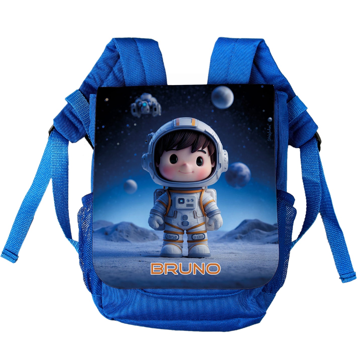 Blauer Kinderrucksack mit Astronaut-Motiv und Name Bruno freigestellt auf weißem Hintergrund