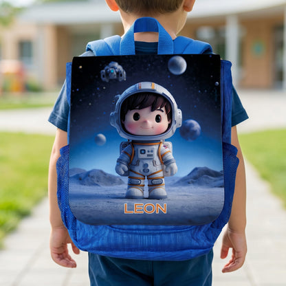 Personalisierter Kindergartenrucksack mit Astronaut-Motiv und Name Leon auf dem Rücken eines Kindes