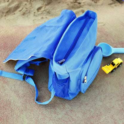Geöffneter blauer Kindergartenrucksack mit Hauptfach, Außentasche und Reißverschlüssen