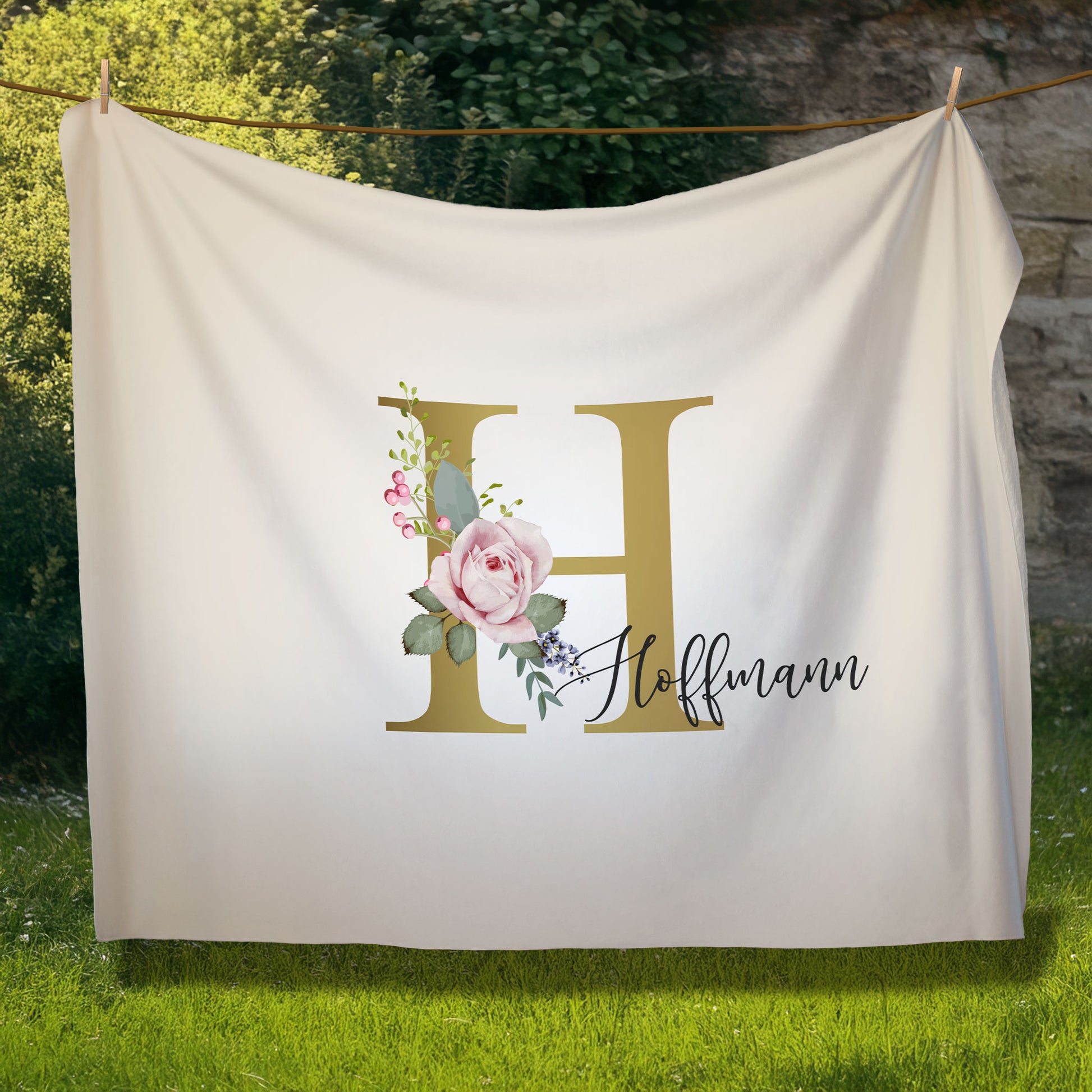Kuscheldecke für besondere Momente, personalisiert mit Initiale und Name, ideal als Geschenk.