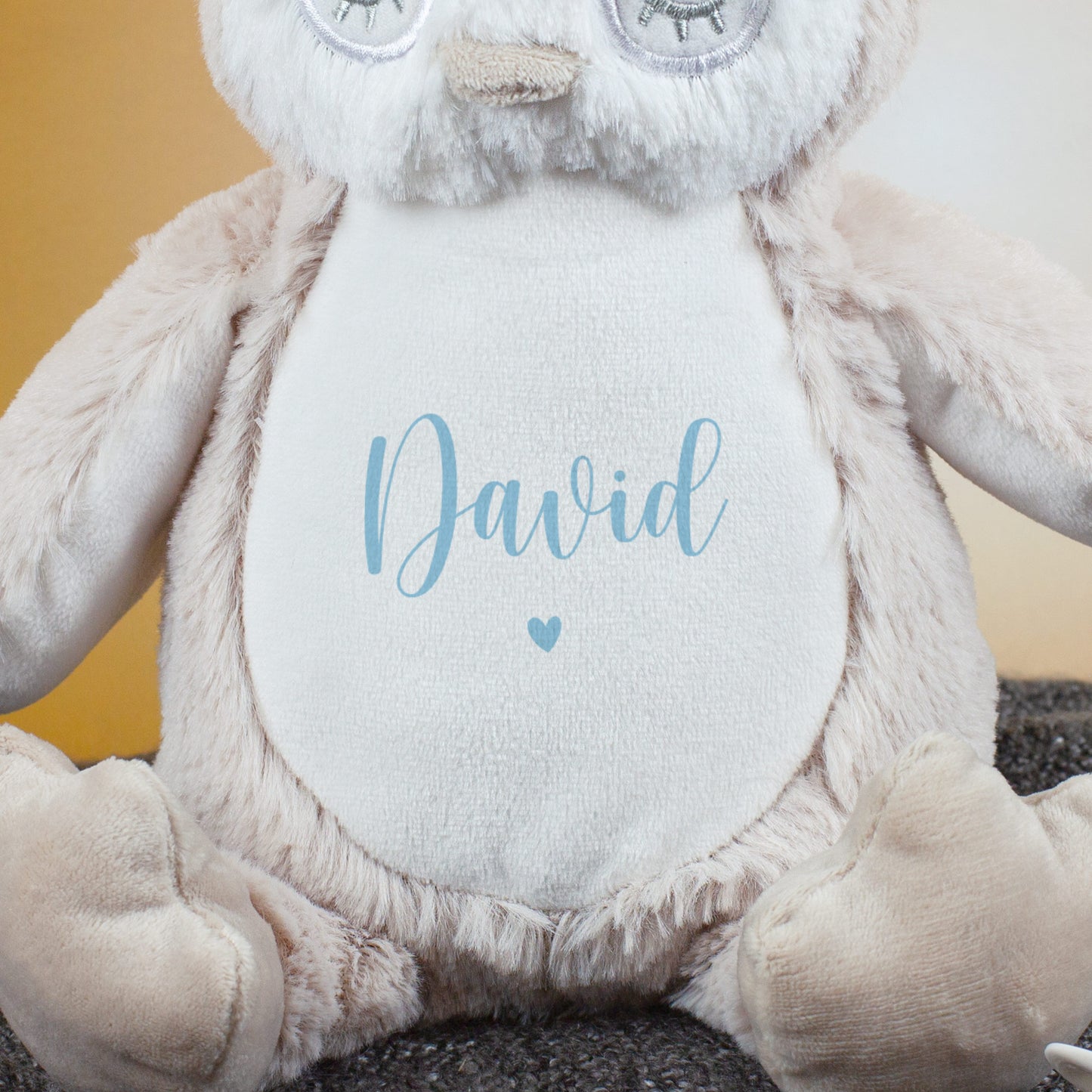 Detailansicht der Eule mit hellblauer Aufschrift „David“ und Herzsymbol auf weißem Bauch.