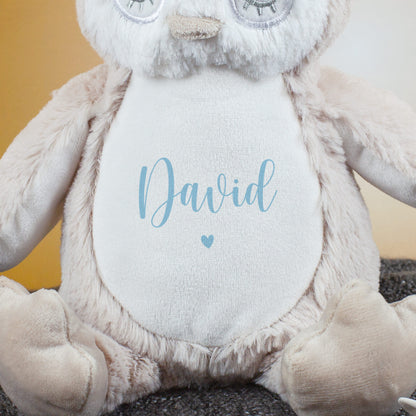 Detailansicht der Eule mit hellblauer Aufschrift „David“ und Herzsymbol auf weißem Bauch.