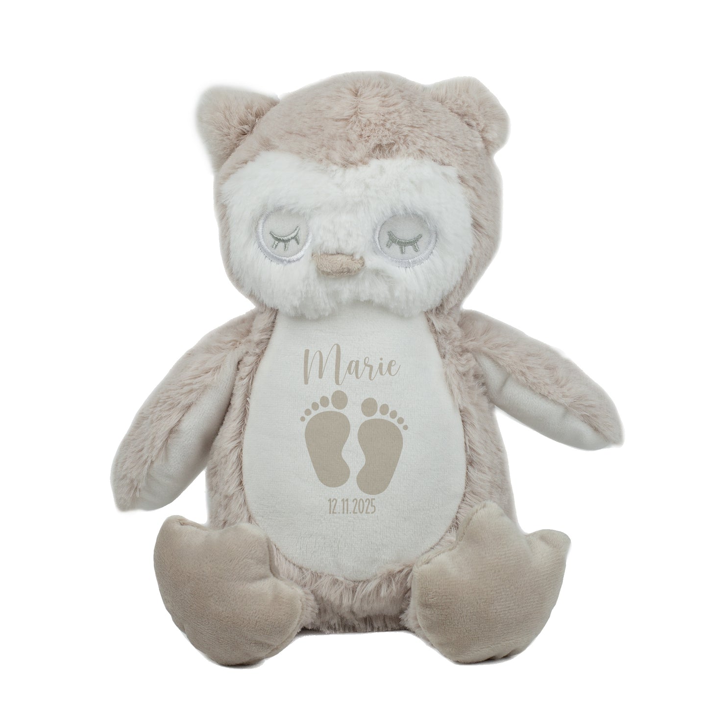 Freigestellte Eule mit grauem Babyfüßchen-Motiv, personalisiert mit Name „Marie“ und Datum „12.11.2025“. Das Bild zeigt das Kuscheltier in voller Ansicht auf weißem Hintergrund.