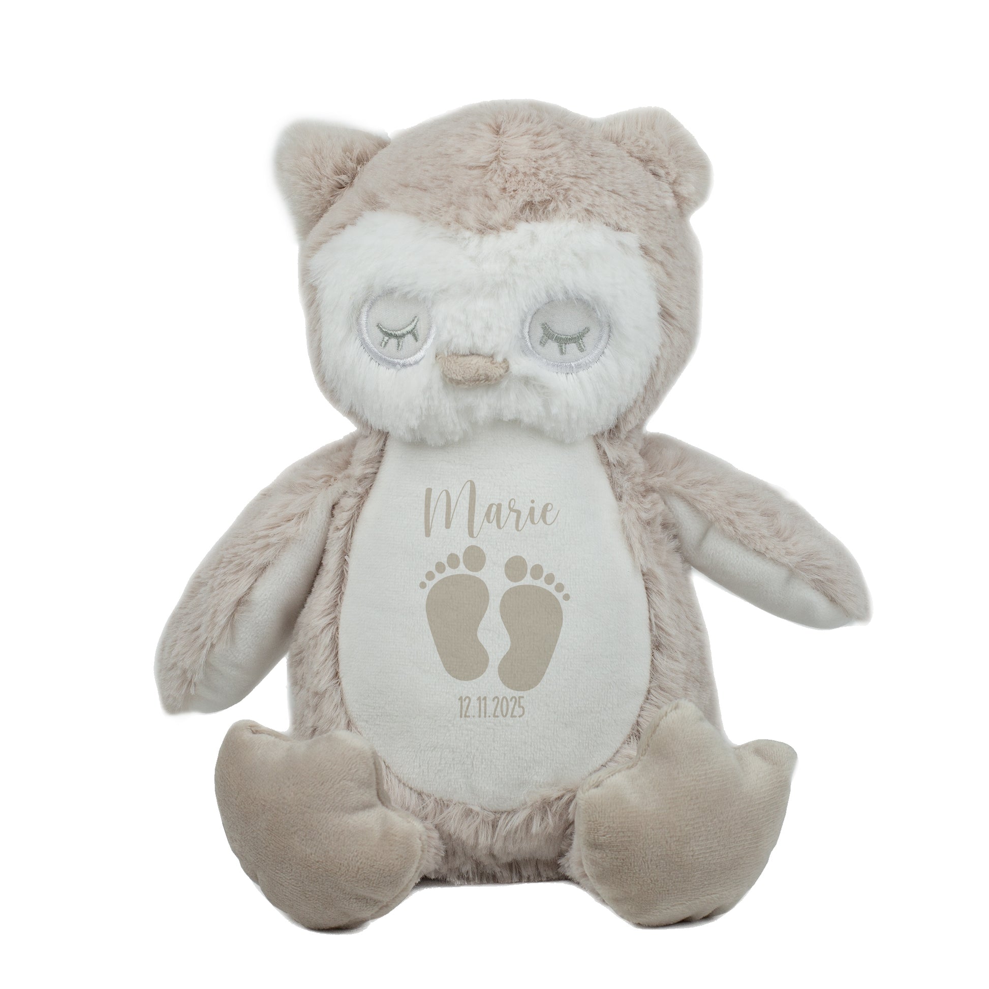 Freigestellte Eule mit grauem Babyfüßchen-Motiv, personalisiert mit Name „Marie“ und Datum „12.11.2025“. Das Bild zeigt das Kuscheltier in voller Ansicht auf weißem Hintergrund.