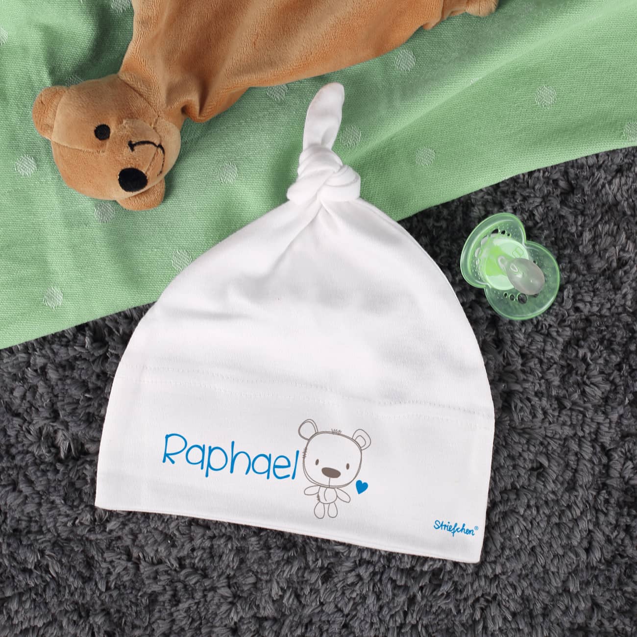 Weiße Babymütze mit Zipfel