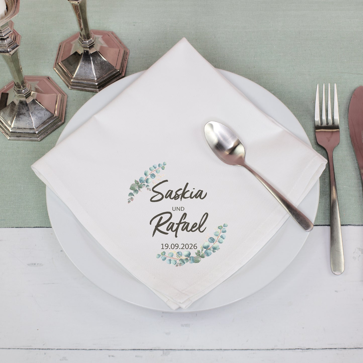 Stoffserviette Hochzeit personalisiert mit Eukalyptuskranz flach liegend als Tischdeko