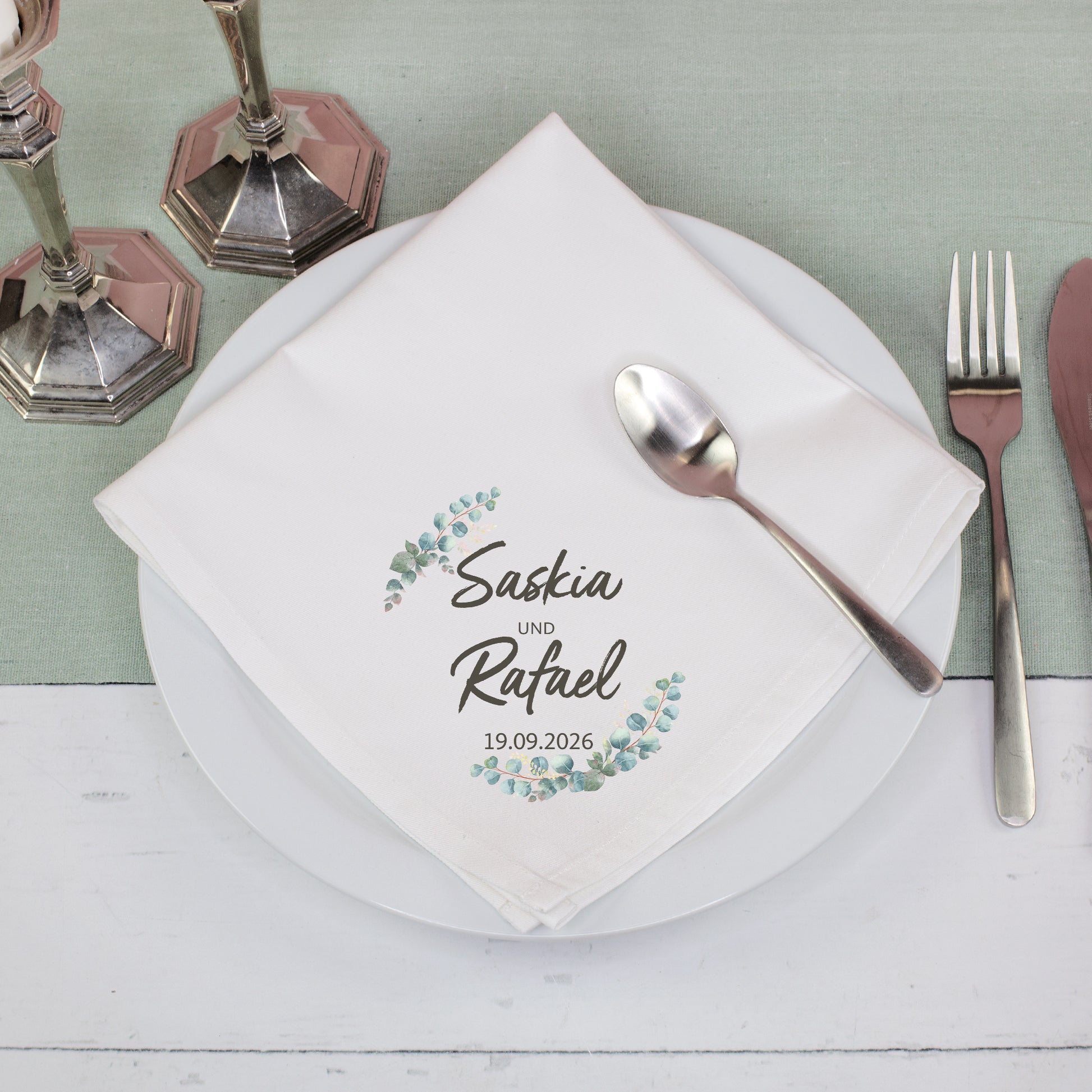 Stoffserviette Hochzeit personalisiert mit Eukalyptuskranz flach liegend als Tischdeko