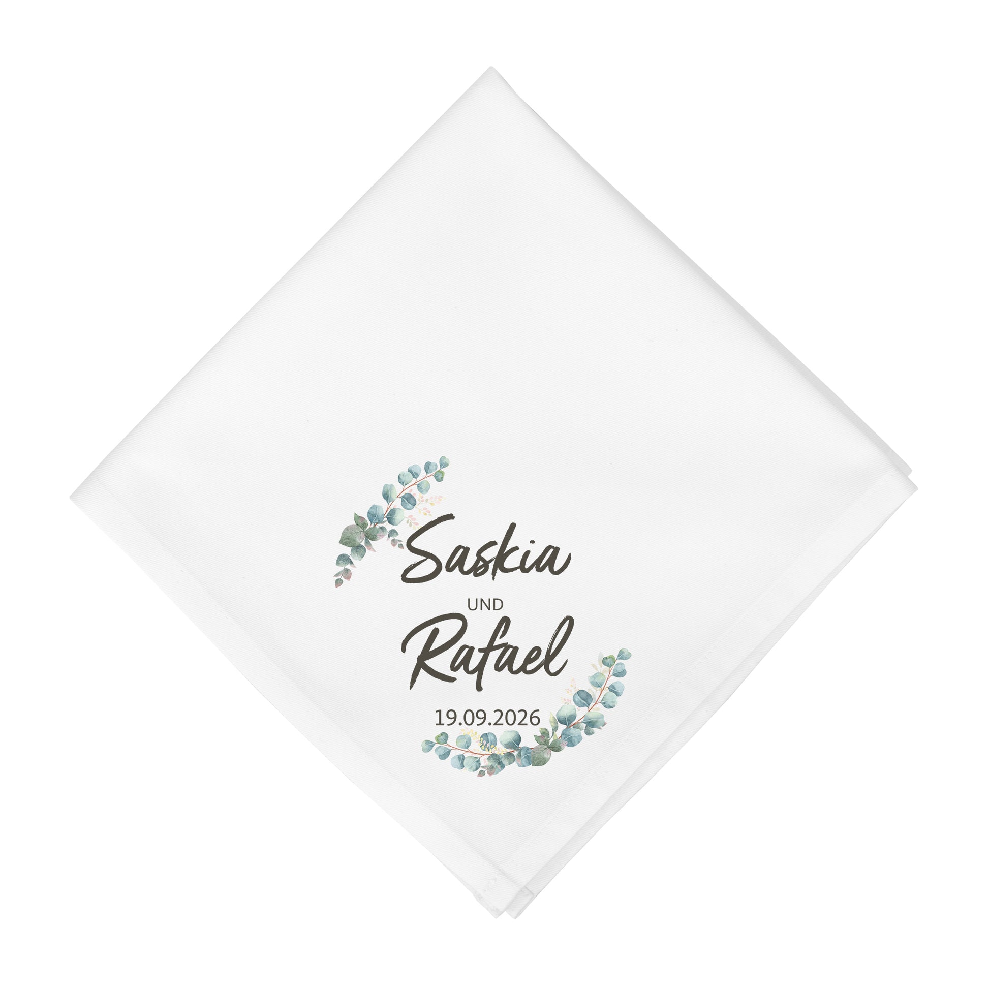 Detailaufnahme personalisierte Stoffserviette mit Namen Datum und Eukalyptus Blättern in Weiß