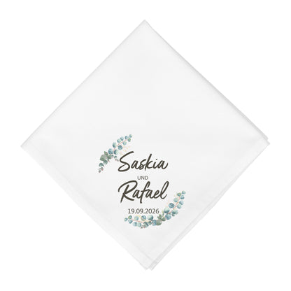 Detailaufnahme personalisierte Stoffserviette mit Namen Datum und Eukalyptus Blättern in Weiß