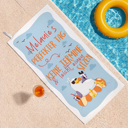 Personalisiertes Strandhandtuch mit lustigem Urlaubsspruch und Name Melanie am Pool