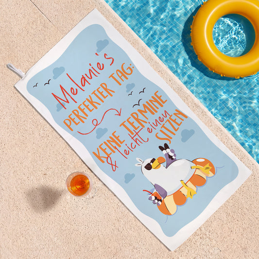Personalisiertes Strandhandtuch mit lustigem Urlaubsspruch und Name Melanie am Pool