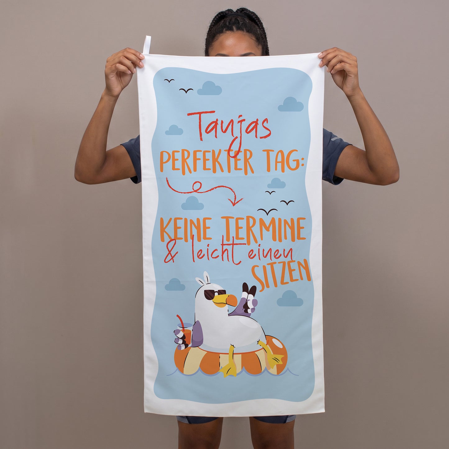 Person hält personalisiertes Sporthandtuch mit lustigem Spruch und Name Tanja vor sich