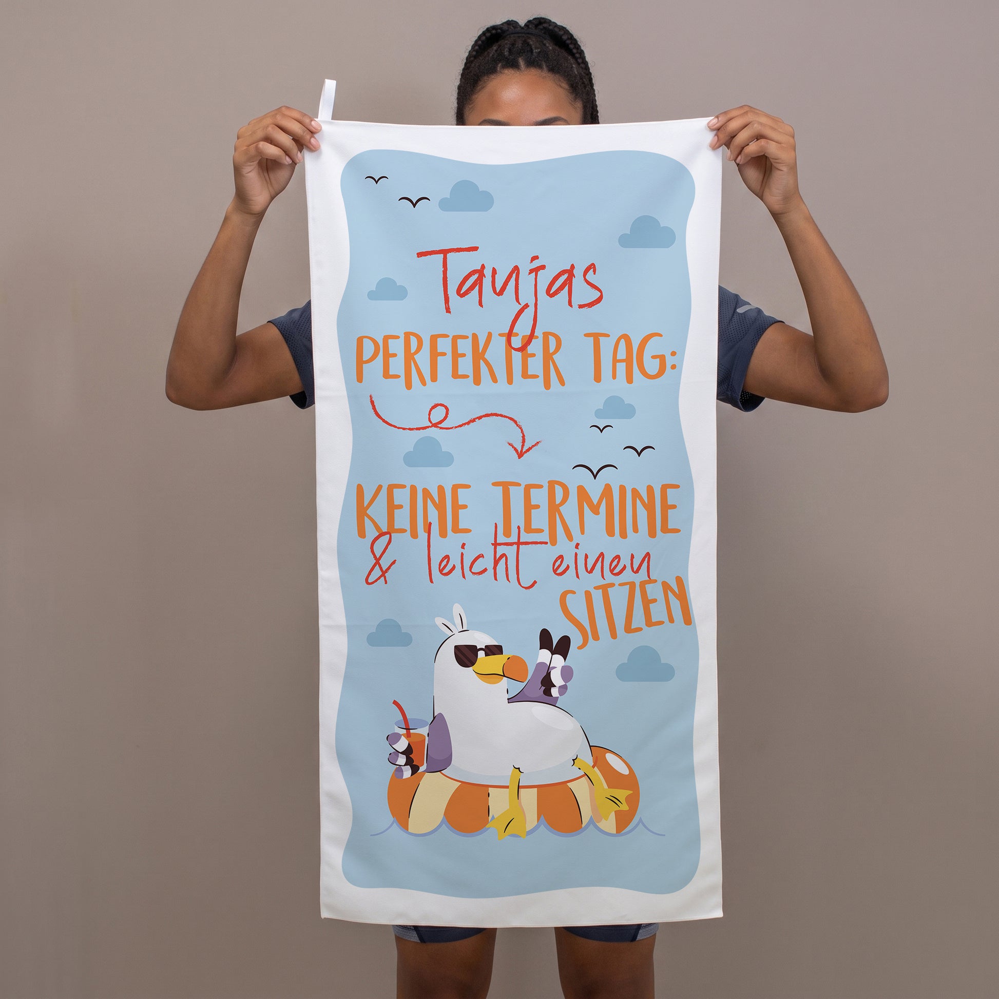 Person hält personalisiertes Sporthandtuch mit lustigem Spruch und Name Tanja vor sich
