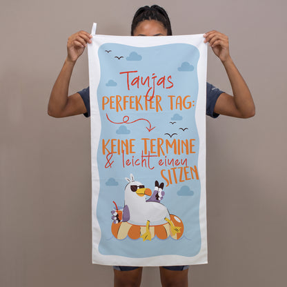 Person hält personalisiertes Sporthandtuch mit lustigem Spruch und Name Tanja vor sich