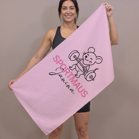 Person hält personalisiertes Sporthandtuch mit Sportmaus Motiv und Name auf rosa Handtuch