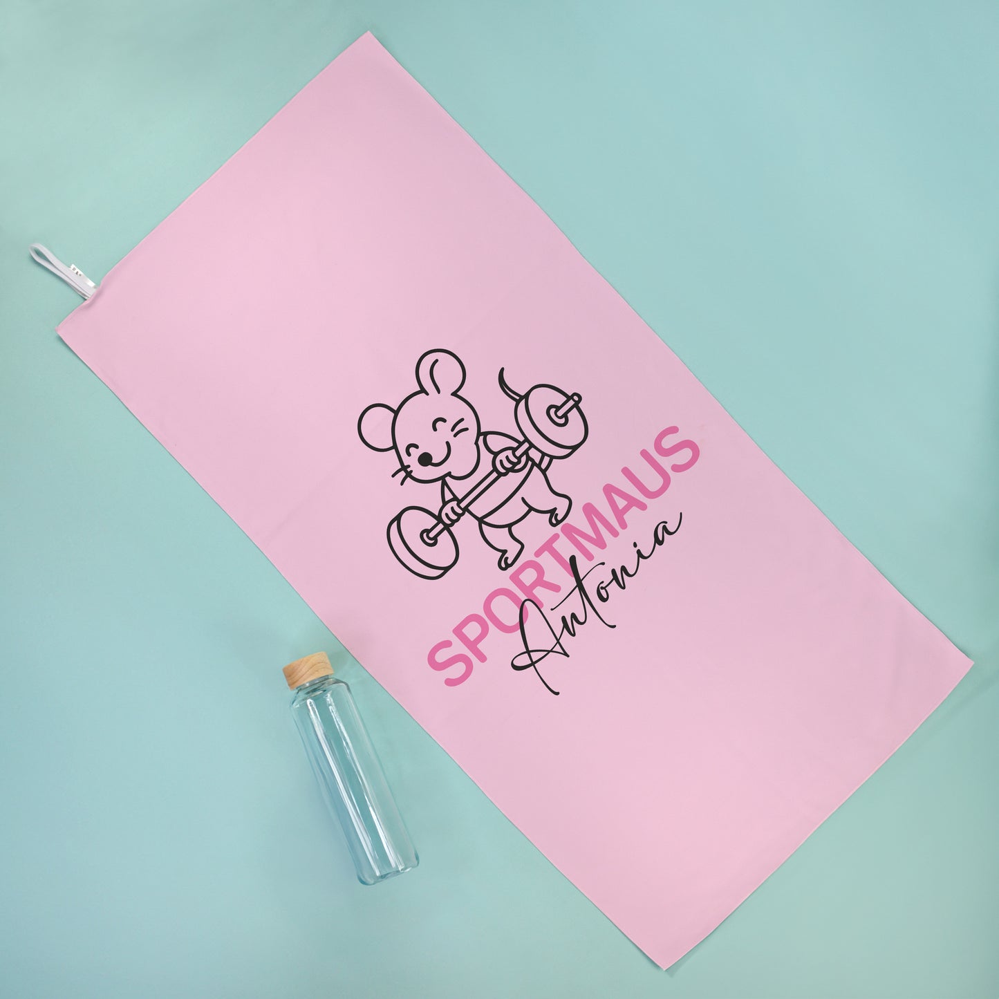 Personalisiertes Sporthandtuch mit Sportmaus Motiv und Name Antonia neben Trinkflasche auf türkisem Hintergrund