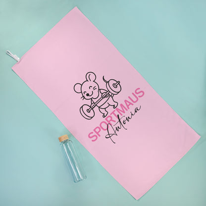 Personalisiertes Sporthandtuch mit Sportmaus Motiv und Name Antonia neben Trinkflasche auf türkisem Hintergrund