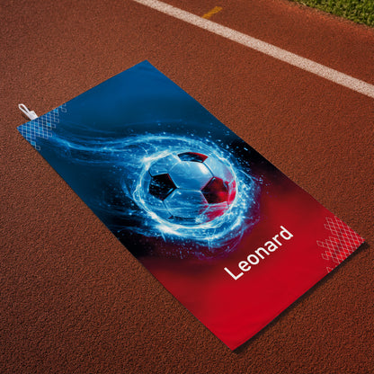 Personalisiertes Fußball Sporthandtuch mit Name Leonard auf Laufbahn mit leuchtendem Ballmotiv
