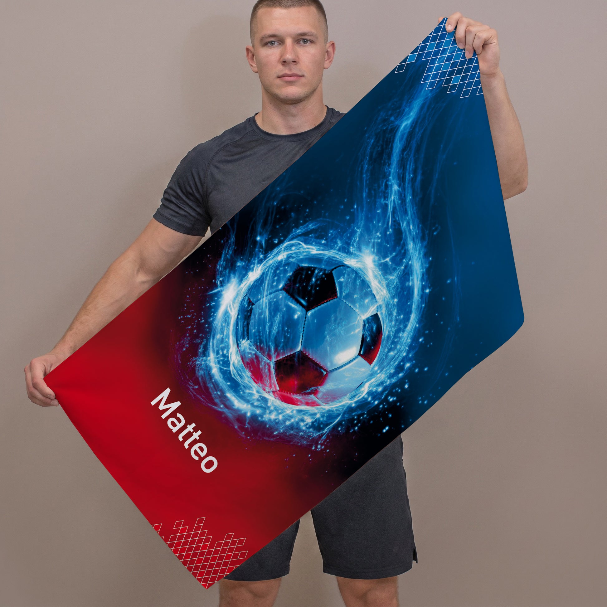 Mann hält großes Fußball Sporthandtuch mit Name Matteo, blau-rotem Motiv und leuchtendem Fußball