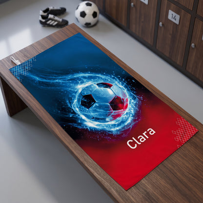 Fußball Sporthandtuch mit Name Clara auf Bank in Umkleidekabine mit Sportmotiv in Blau und Rot