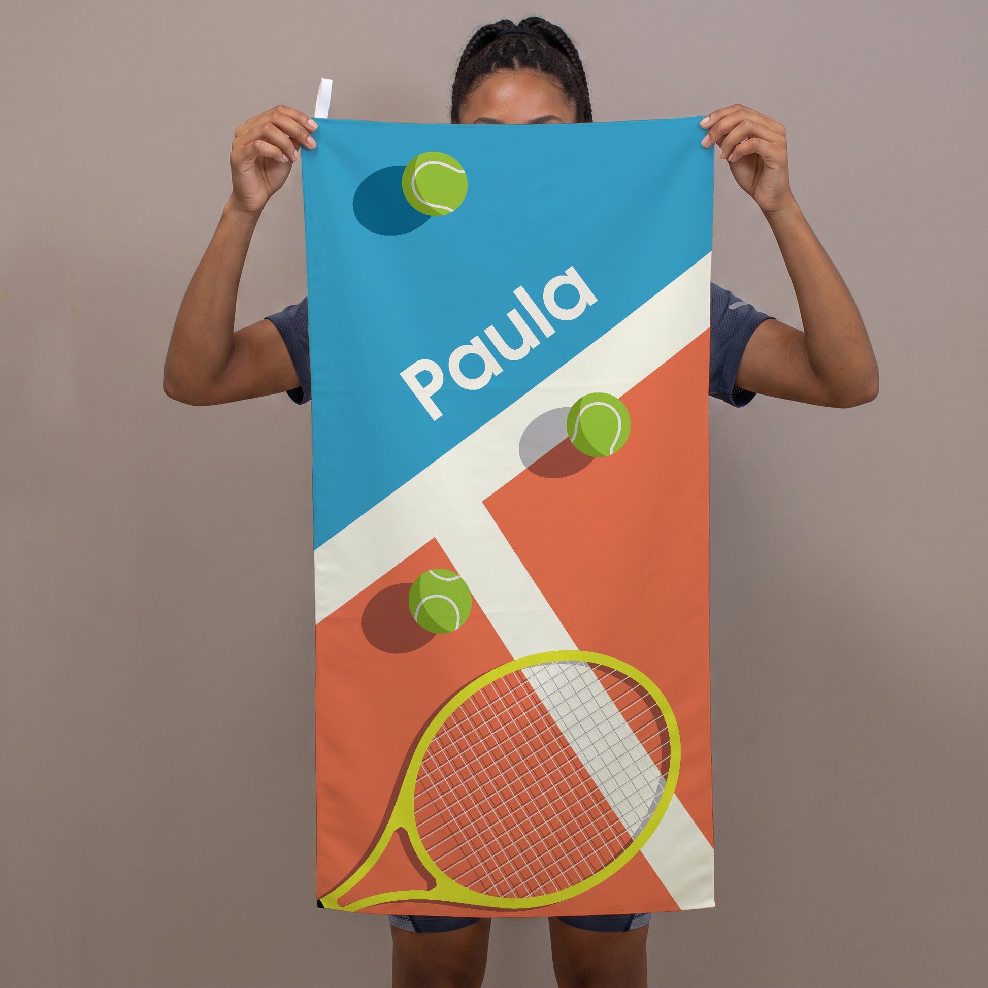 Person hält personalisiertes Sporthandtuch mit Tennis-Motiv und Name Paula vor sich