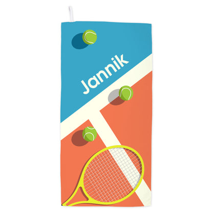 Freigestelltes Tennishandtuch mit farbigem Tennisplatz-Motiv, Tennisbällen, Schläger und Name Jannik