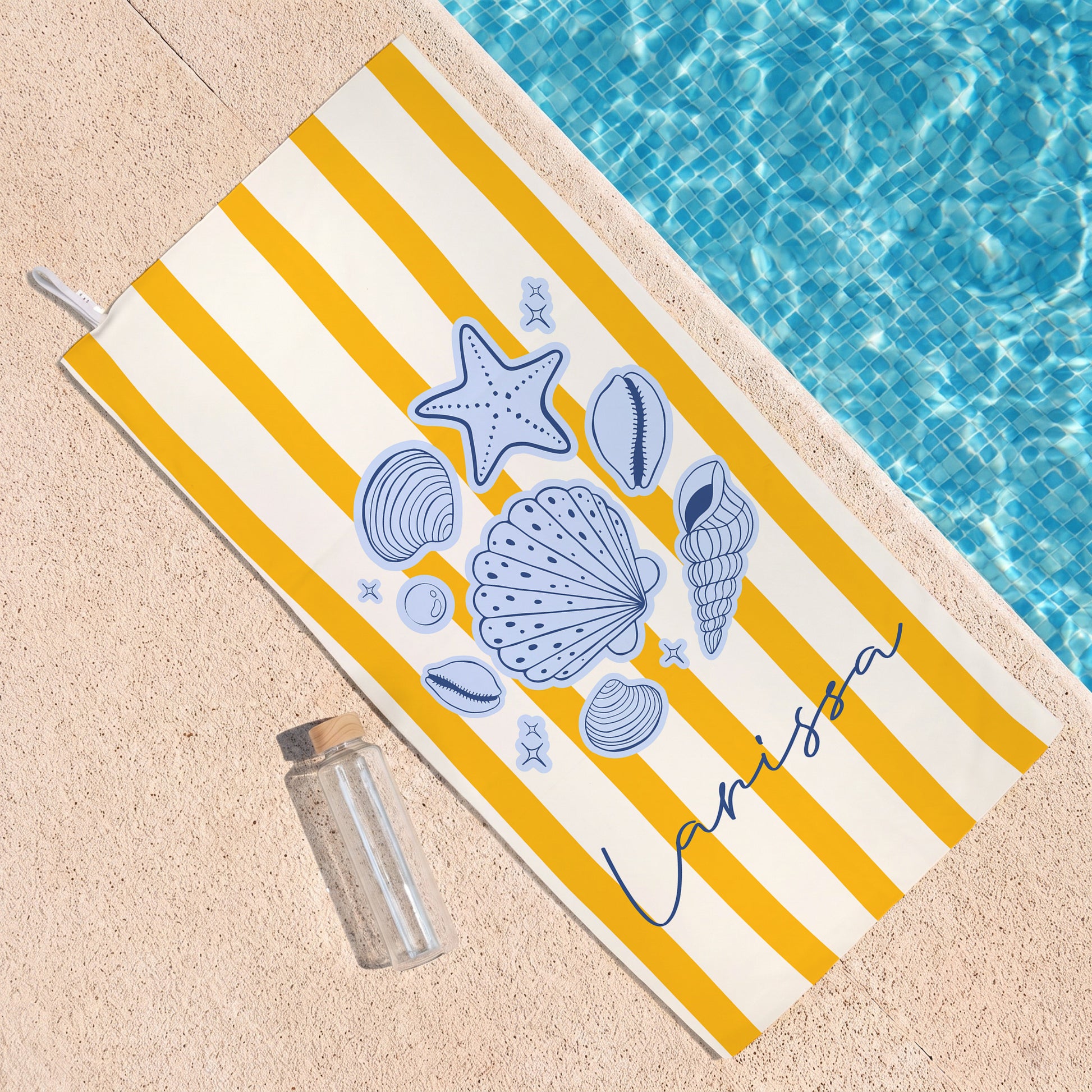 Personalisiertes Strandhandtuch mit Muschelmotiv, gelb weißen Streifen und Name Larissa am Pool