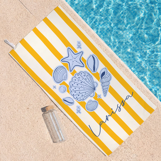 Personalisiertes Strandhandtuch mit Muschelmotiv, gelb weißen Streifen und Name Larissa am Pool