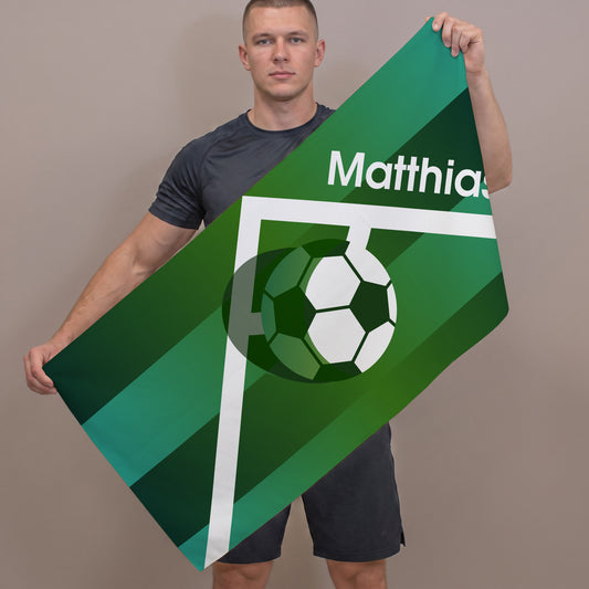 Person hält großes grünes Fußball Sporthandtuch mit personalisiertem Namen Matthias und Fußballmotiv