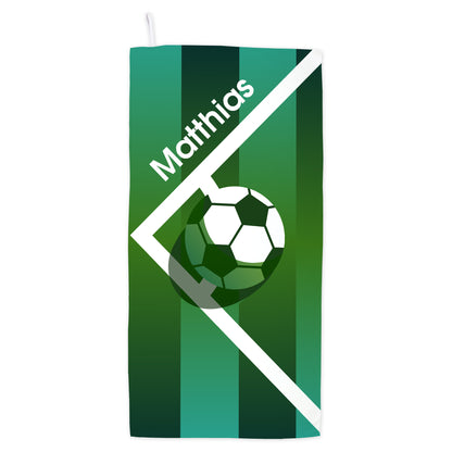 Freigestelltes grünes Sporthandtuch mit Fußballmotiv, Spielfeldlinien und Name Matthias