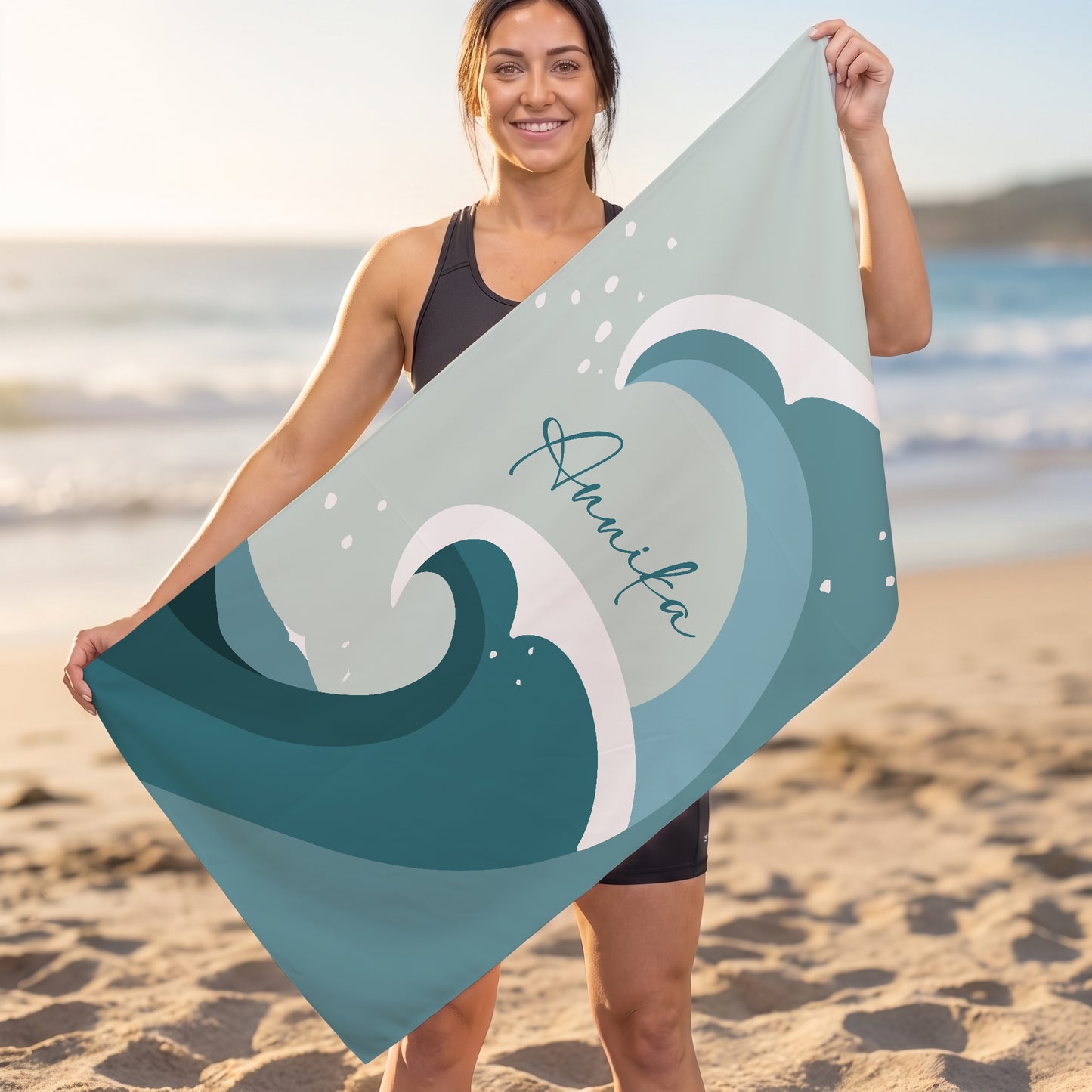 Person hält großes personalisiertes Strandhandtuch mit Wellenmotiv und Name Annika am Strand