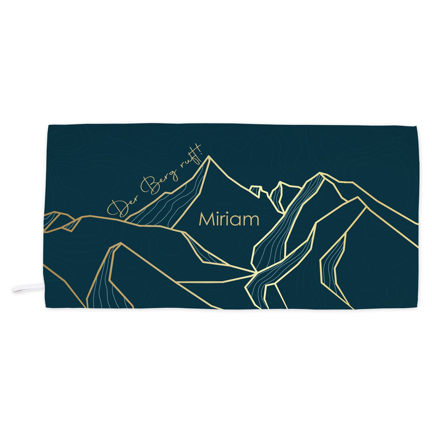 Freigestelltes Sporthandtuch mit dunkelblauem Bergdesign, Höhenlinien und Name Miriam