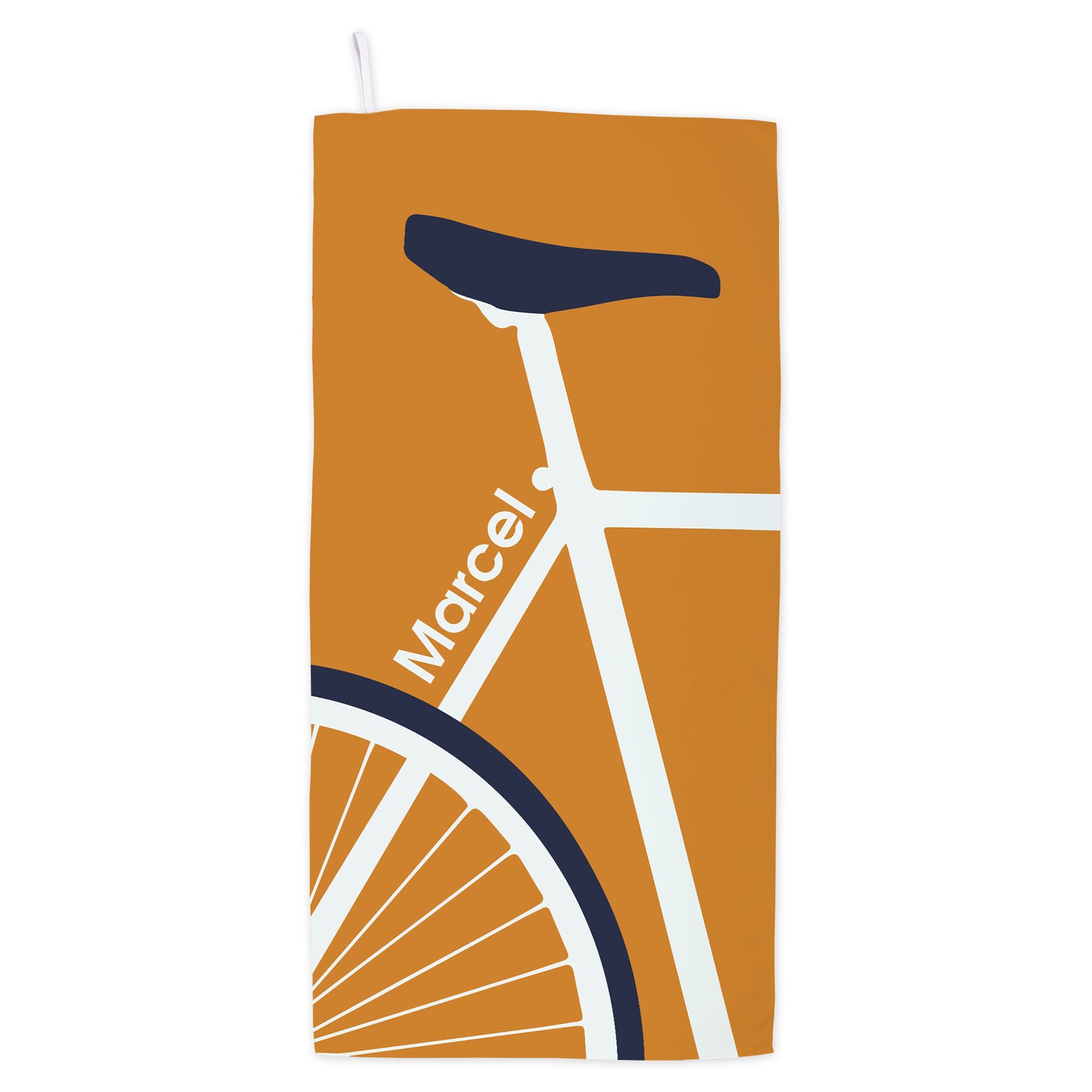 Freigestelltes Sporthandtuch mit orangefarbenem Fahrrad Design und Name Marcel