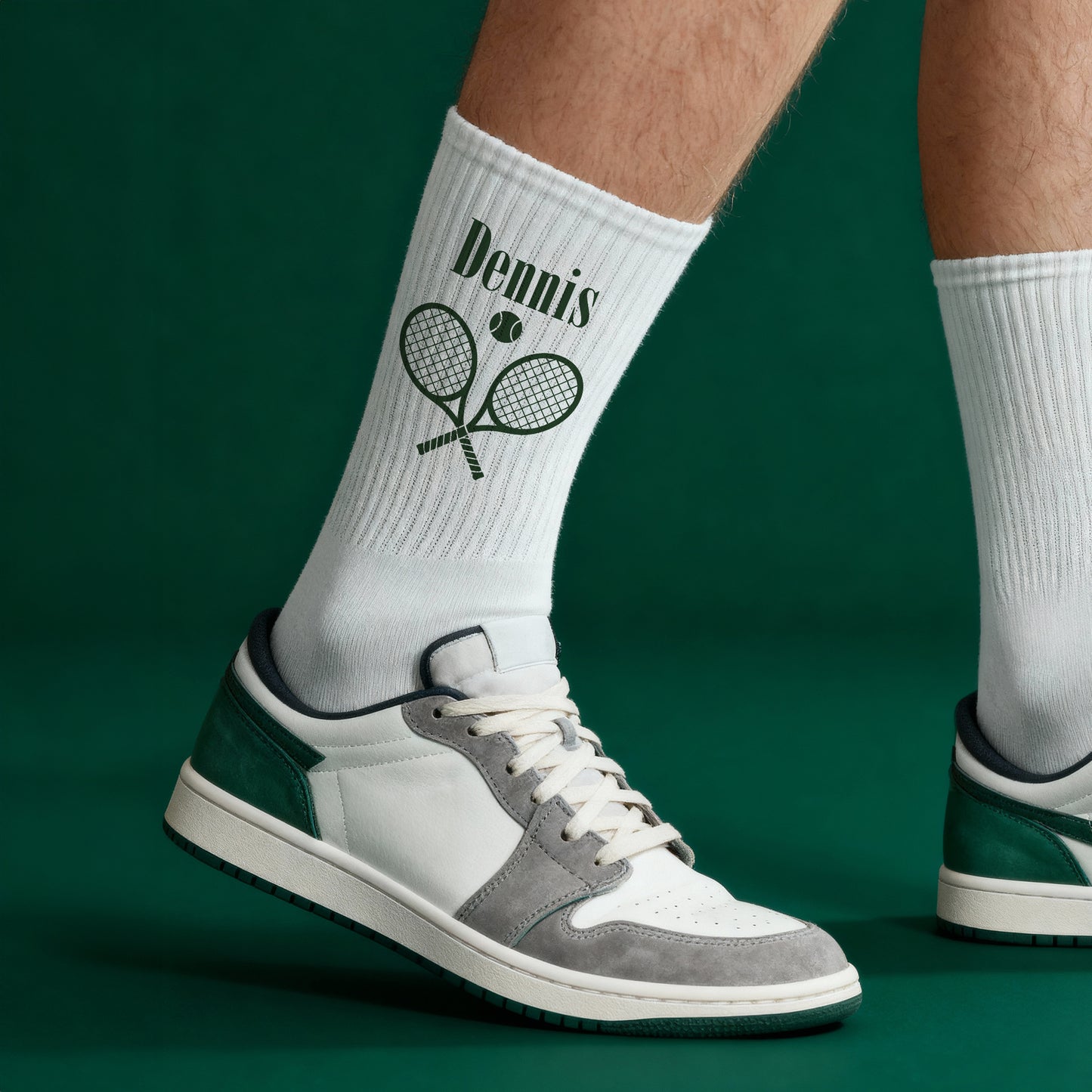 Person trägt weiße Tennissocken mit personalisiertem Namen Dennis und Tennis-Motiv