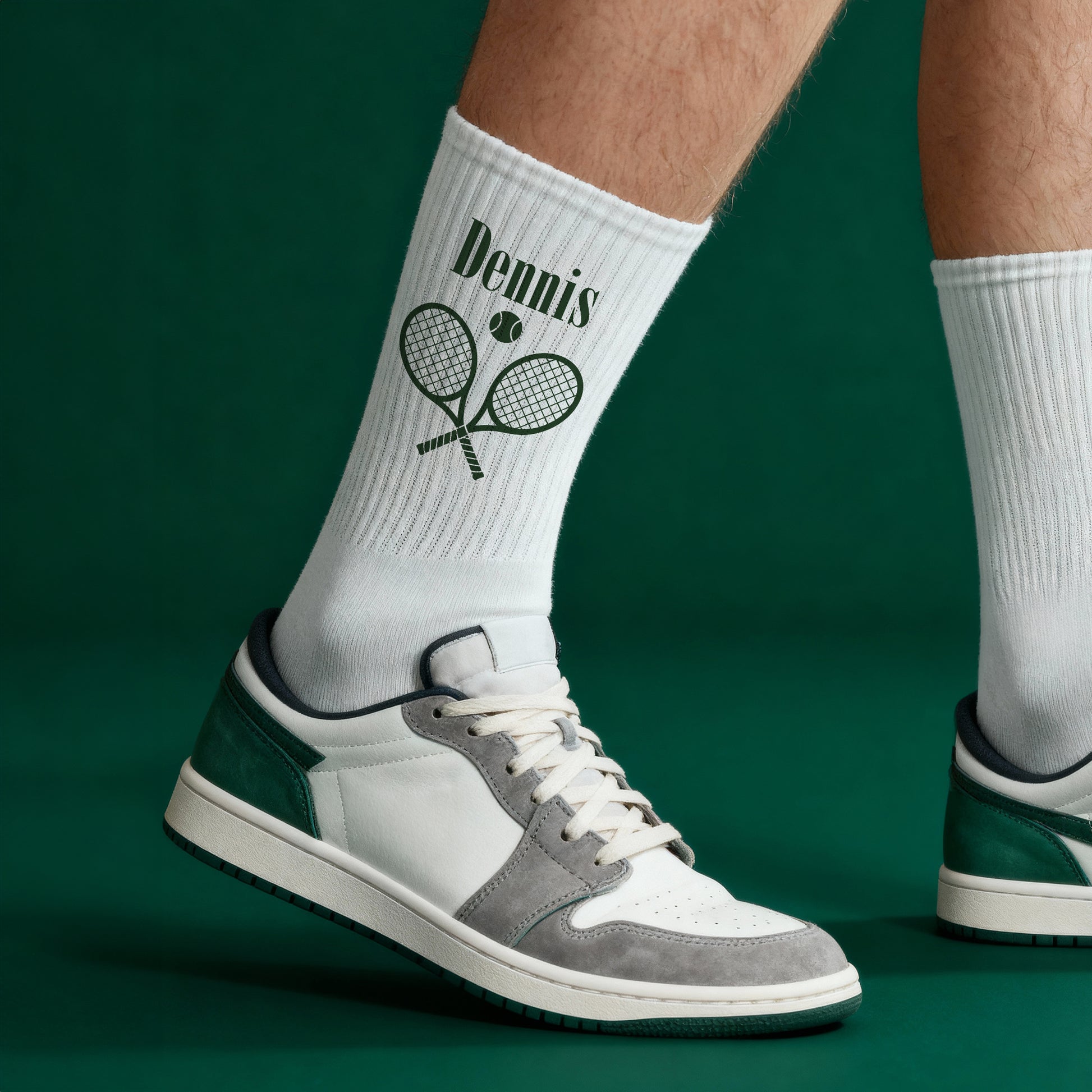 Person trägt weiße Tennissocken mit personalisiertem Namen Dennis und Tennis-Motiv
