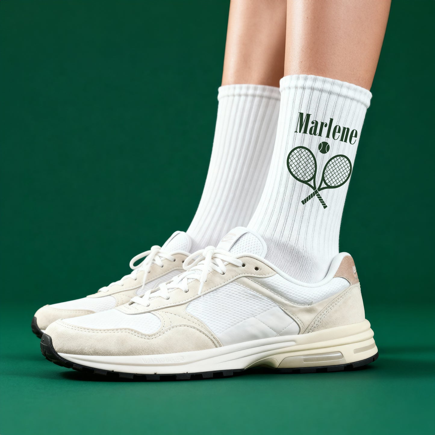 Weiße Tennissocken mit Name Marlene, Tennisschlägern und Ball an Füßen mit Sneakern