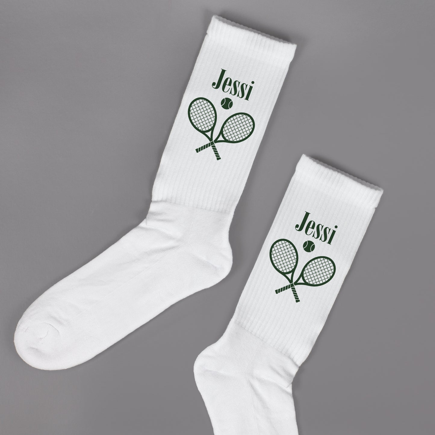 Weiße Tennissocken mit Name Jessi, Tennisschlägern und Tennisball