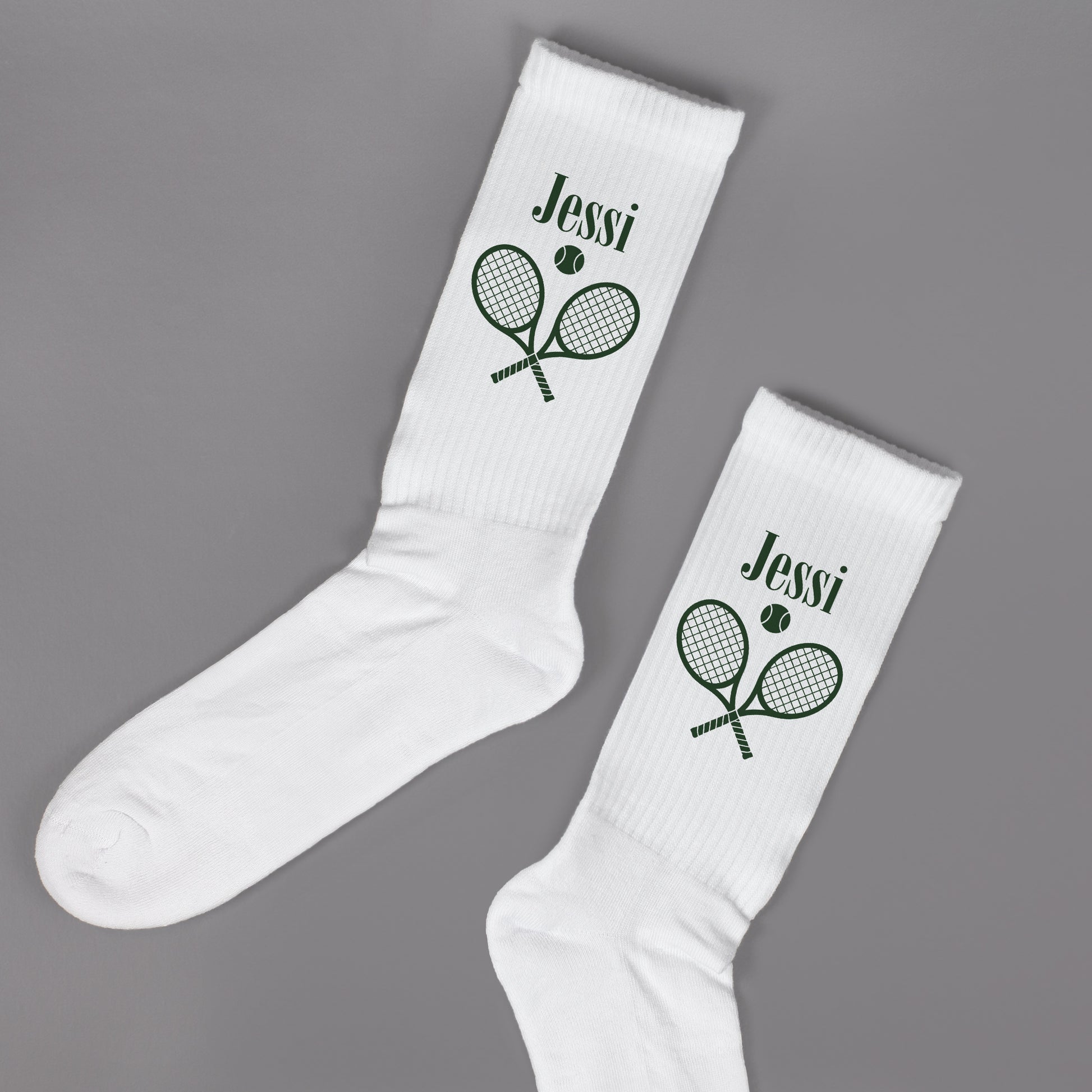 Weiße Tennissocken mit Name Jessi, Tennisschlägern und Tennisball