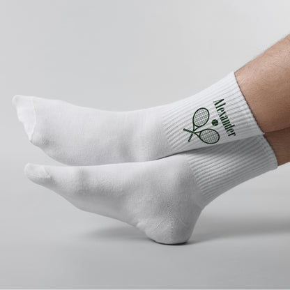 Weiße Tennissocken mit Name Alexander und Tennis-Motiv an ausgestreckten Füßen