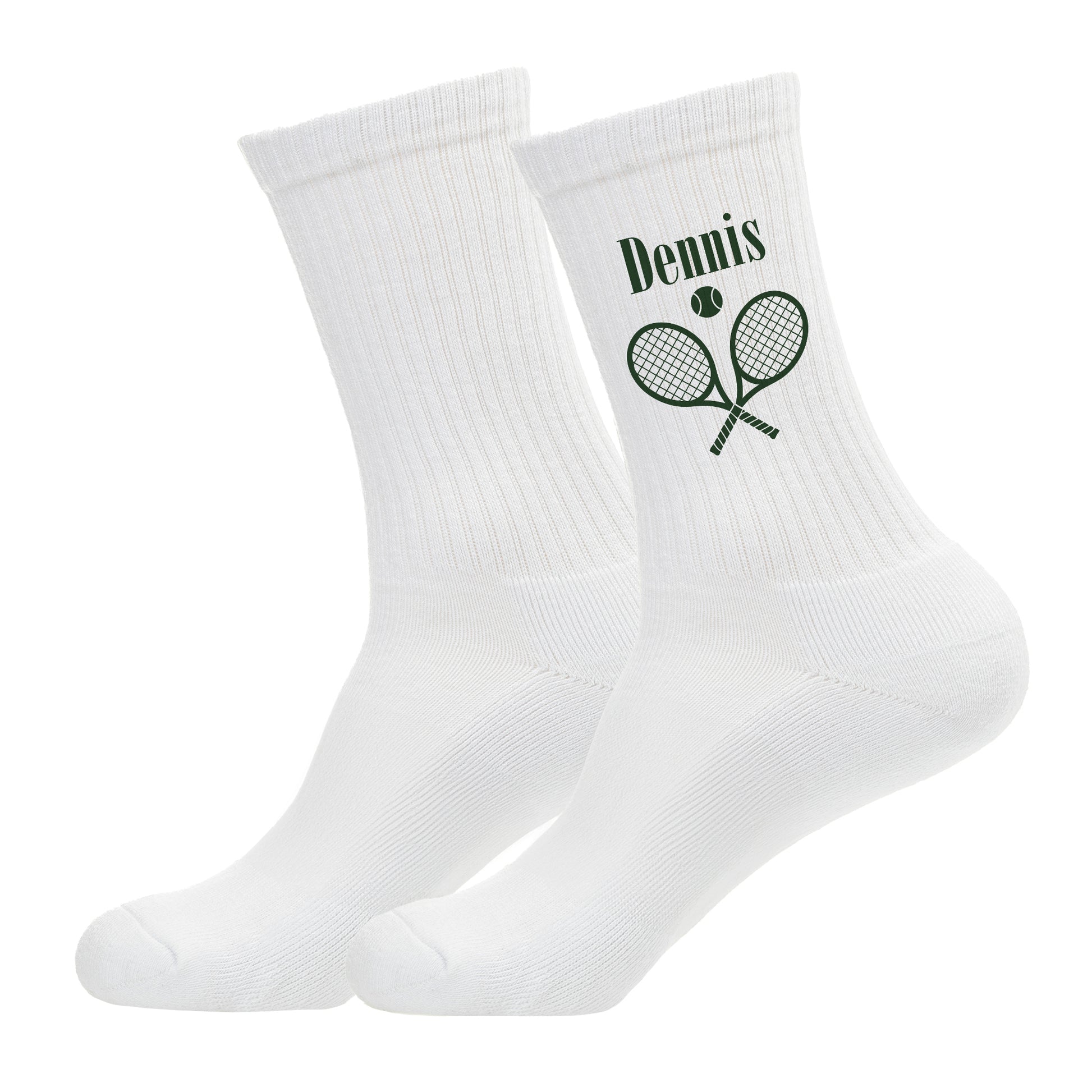 Freigestelltes Paar weiße Tennissocken mit Name Dennis, Tennisschlägern und Tennisball