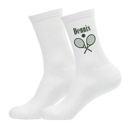 Freigestelltes Paar weiße Tennissocken mit Name Dennis, Tennisschlägern und Tennisball