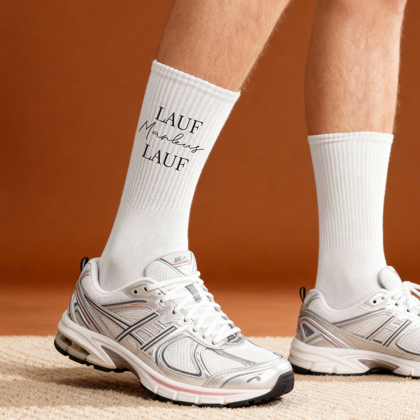 Weiße Sportsocken mit personalisiertem „Lauf Markus Lauf“-Motiv an Füßen mit Laufschuhen