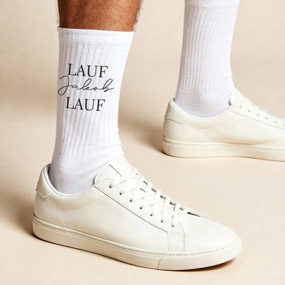Weiße Socken mit „Lauf Jakob Lauf“-Aufdruck als Geschenk für Läufer und Sportfans