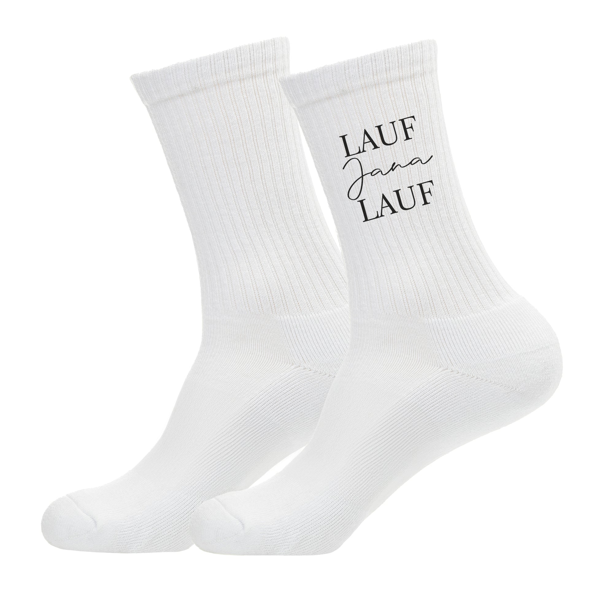 Freigestellte weiße Socken mit „Lauf Jana Lauf“-Aufdruck und personalisiertem Namen