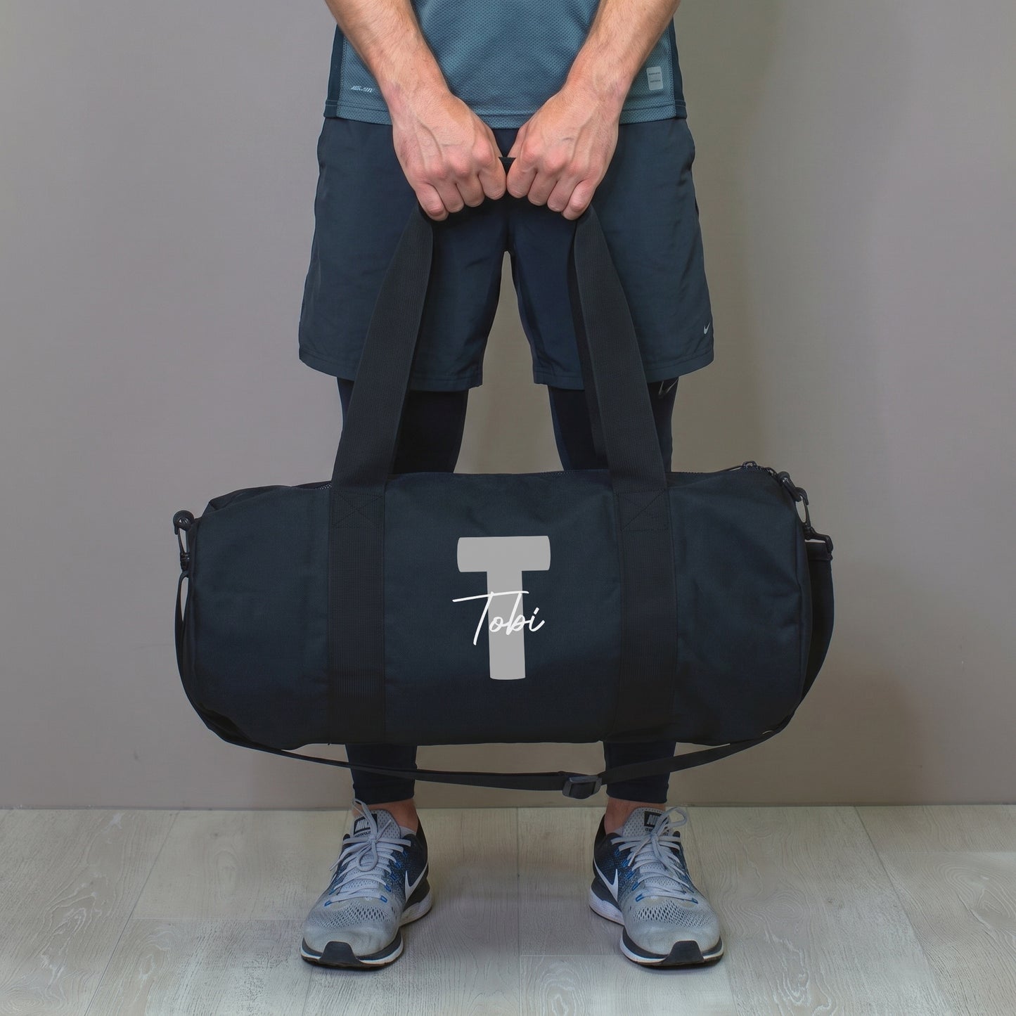 Sporttasche mit Name & Initiale personalisiert als Geschenk | Reisetasche für Freizeit & Sport