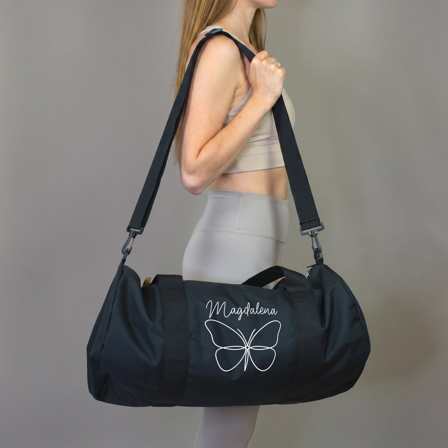 Personalisierte XL Sporttasche mit Schmetterling und Name Magdalena über der Schulter getragen