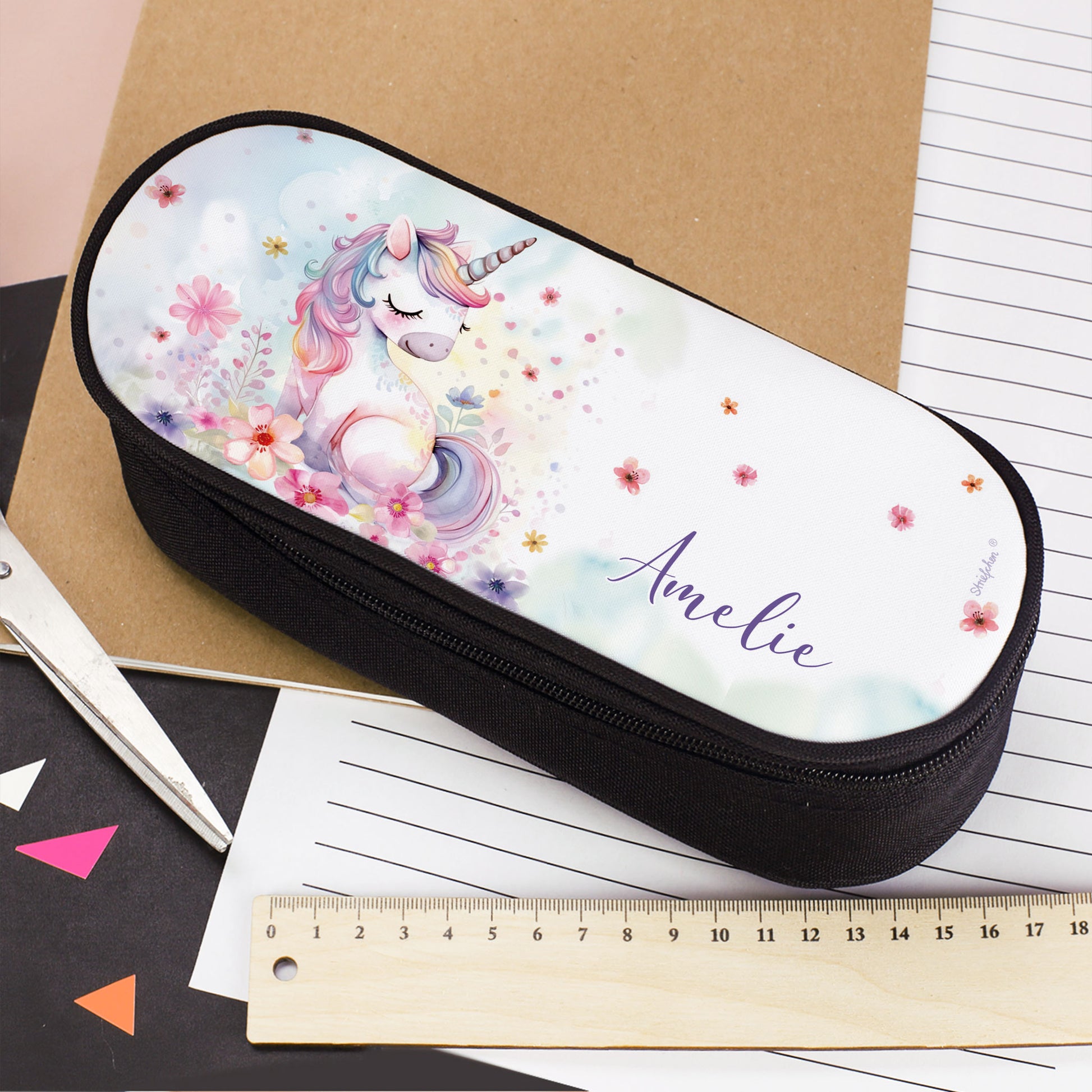 Stiftebox mit Einhorn und Name „Amelie“ – auf Papier und Lineal
