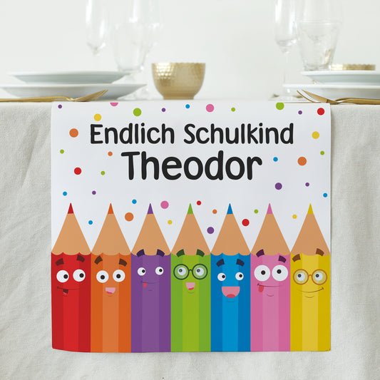 Nahaufnahme des „Endlich Schulkind“-Schriftzugs mit personalisiertem Namen und den Buntstiften darunter