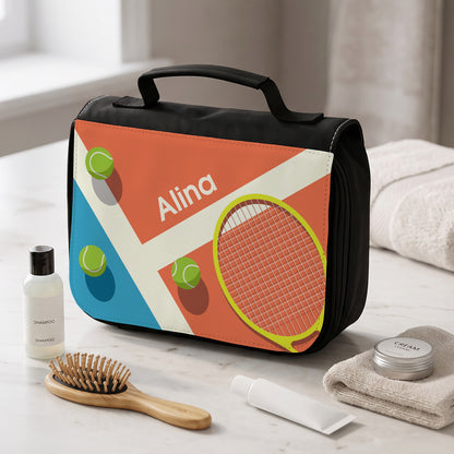 Personalisierte Tennis-Waschtasche mit Name Alina auf Badezimmerablage mit Pflegeprodukten